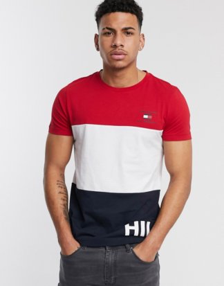 Tommy Hilfiger - T-Shirt mit Farbblock-Design und Logo in Rot/Weiß/Marine-Mehrfarbig