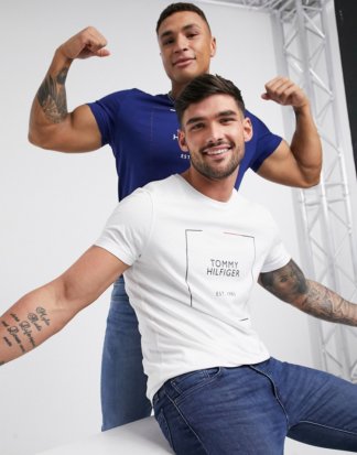 Tommy Hilfiger - T-Shirt mit Logo in Weiß