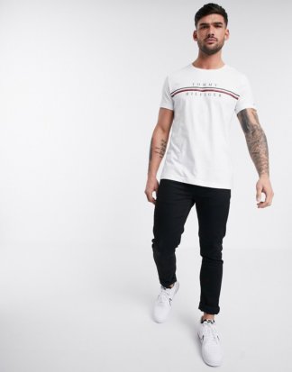 Tommy Hilfiger - T-Shirt mit Logostreifen in Weiß