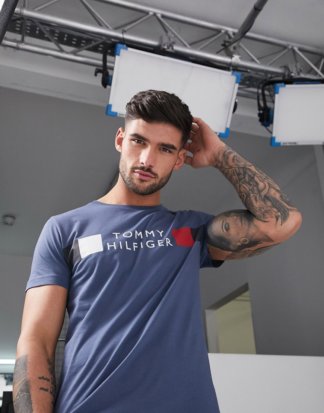 Tommy Hilfiger - T-Shirt mit Streifenlogo auf der Brust in ausgebleichtem Indigo-Blau