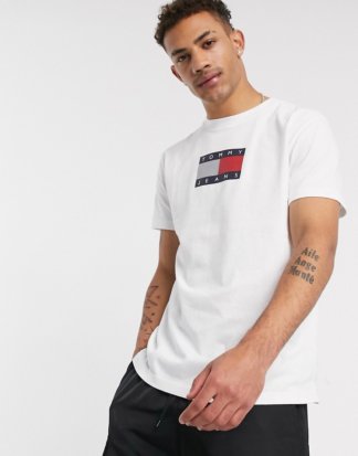 Tommy Jeans - Capsule - T-Shirt mit Metallic-Flaggenlogo auf der Brust in Weiß