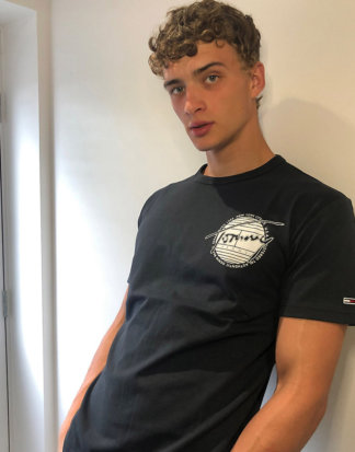 Tommy Jeans - T-Shirt mit rundem Logo vorn und hinten, exklusiv bei ASOS-Schwarz