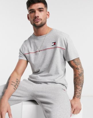 Tommy Sports - Kalkgraues T-Shirt mit Zierstreifen, Paspeln und Flaggen-Logo