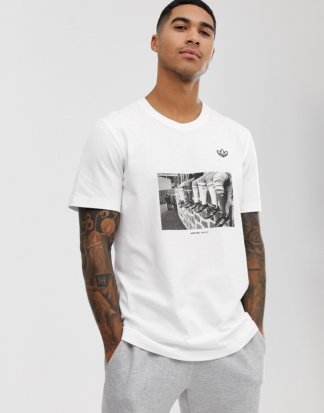 adidas Orginals - T-Shirt mit Foto-Print in Weiß