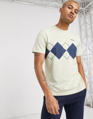 adidas Originals - T-Shirt in Creme mit Argyle-Druck-Weiß